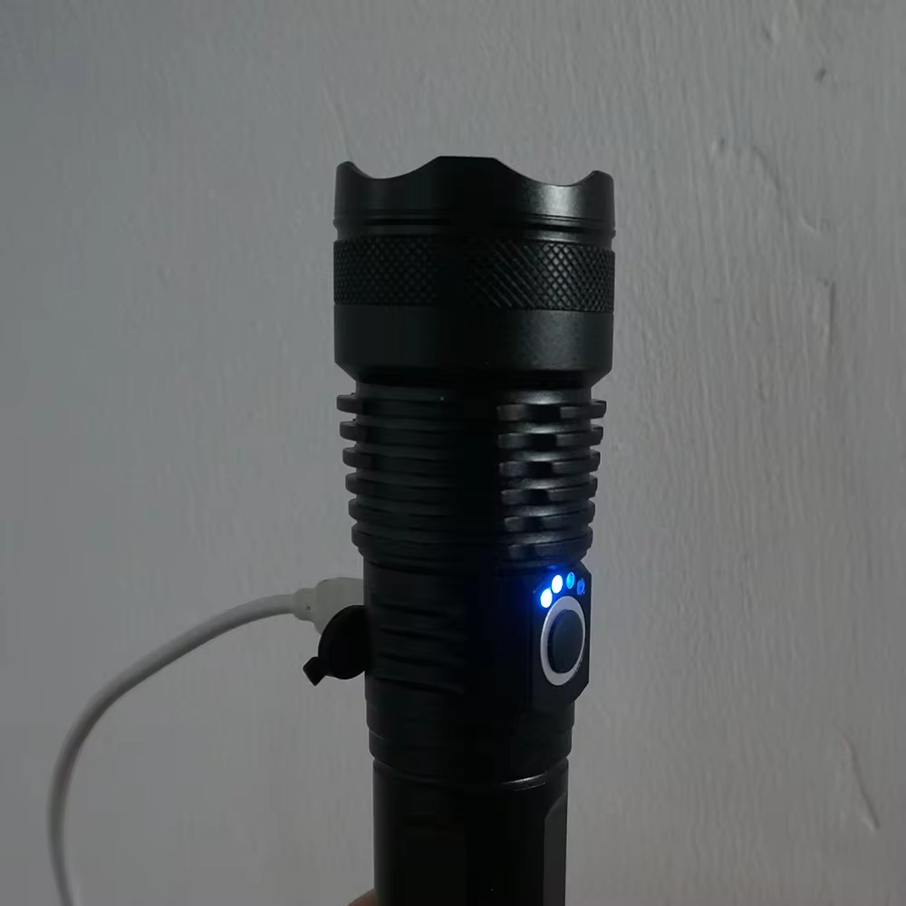 Everton RT-771 XHP50 LED 1000 Lümen Yağmur Suyu Geçirmez Şarjlı El Feneri